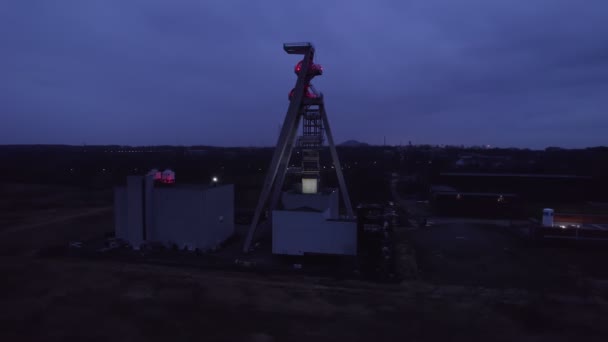 使用済みの炭鉱シャフト巻線塔 ゼッヘ ヒューゴ が夜間に点灯し ドローン軌道 — ストック動画