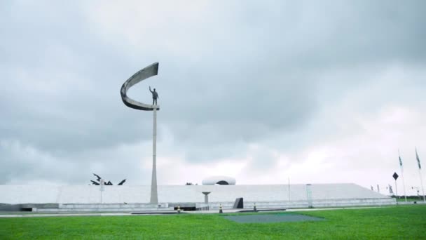 Juscelino Kubitschek Memorial Monument Brasilia Wide View Cloudy Day Pan — Vídeo de Stock