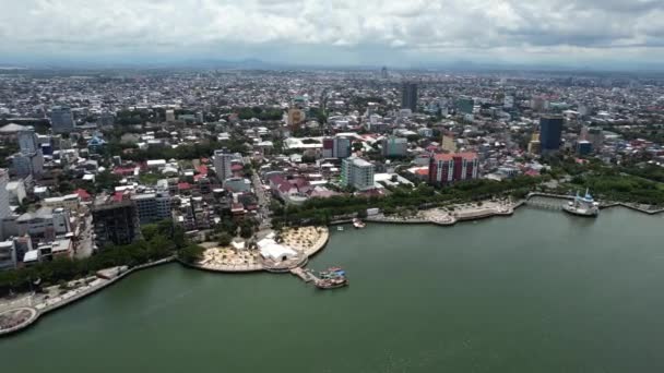 Antenn Utsikt Över Stora Byggnader Makassar Staden Sulawesi Indonesien Solig — Stockvideo