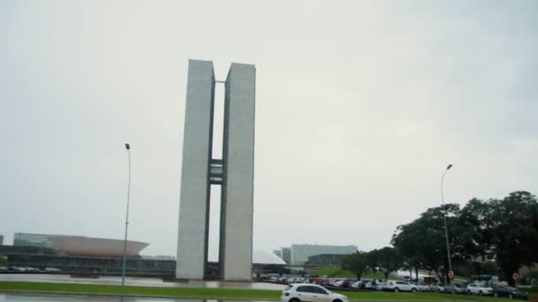 Εξωτερική Άποψη Του Βραζιλιάνικου Κογκρέσου Κτίριο Στη Μπραζίλια Μια Βροχερή — Αρχείο Βίντεο