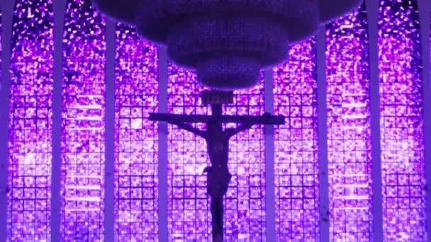 巴西利亚Dom Bosco教堂的玻璃内景 泛云天 外面有树 — 图库视频影像
