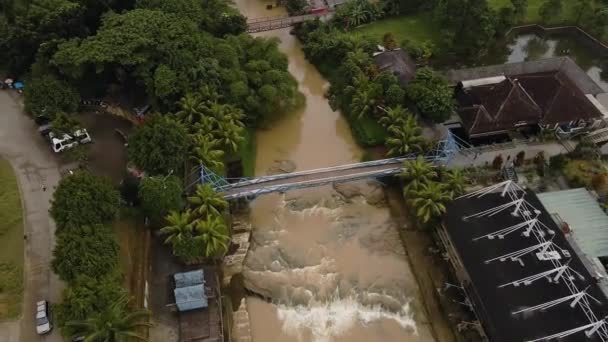 Ponte Pedonal Outro Lado Rio Jacarta Indonésia Recuo Aéreo — Vídeo de Stock