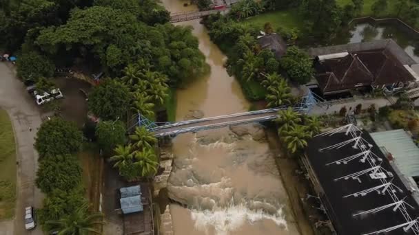 インドネシアのジャカルタの川を渡る歩行者用橋 空中プルバック — ストック動画