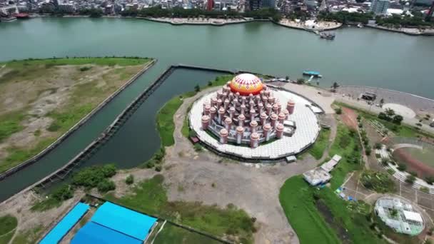 Vista Aérea Arriba Hacia Abajo Cúpulas Naranjas Mezquita Ciudad Makassar — Vídeos de Stock