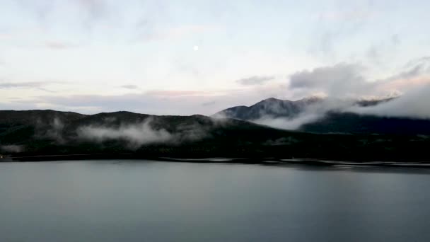 Timelapse Дрона Знімок Красивого Рефлекторного Озера Під Час Заходу Сонця — стокове відео