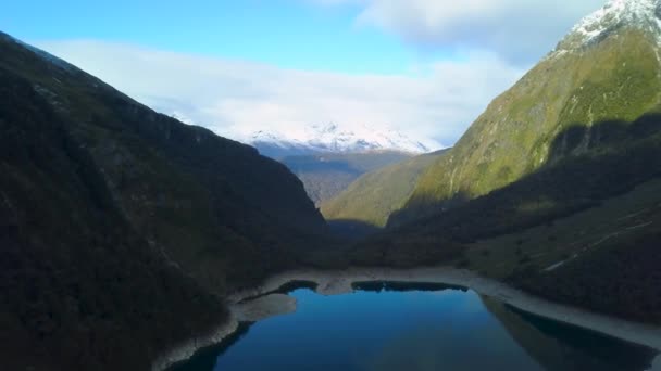Tiro Aéreo Drones Lago Glaciar Azul Las Montañas Picos Altos — Vídeo de stock