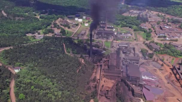 ドミニカ共和国の鉱山工場のスタックから立ち上がる暗い毒性煙の空中ビュー 地球の悲しい環境汚染 — ストック動画
