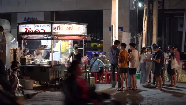 People Waiting Food Stall Chang Phuak Gate Night Market Chiang — стокове відео