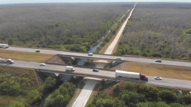 Autobahnbrücke Über Kanal Feldweg Überführung Waldlichtungen Schnellstraße Florida Drohne Neigung — Stockvideo