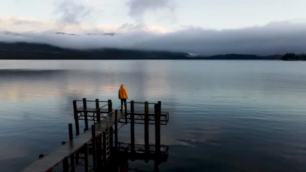 Man Ontspannen Een Houten Pier Bij Een Meer Bij Zonsondergang — Stockvideo