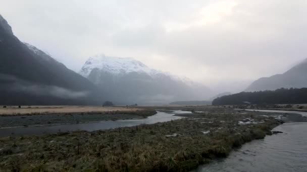 Drohne Fliegt Über Einen Fluss Einem Wunderschönen Tal Den Bergen — Stockvideo