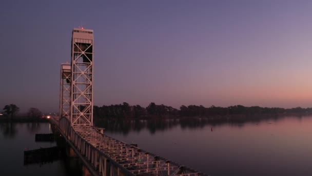 Sacramento Nehri Köprüsü Kaliforniya Araba Farları Lık Bir Atış — Stok video