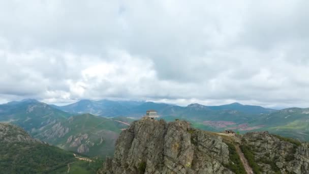 Tepenin Tepesindeki Bir Nöbetçi Kulübesinin Nefes Kesici Çekimi — Stok video