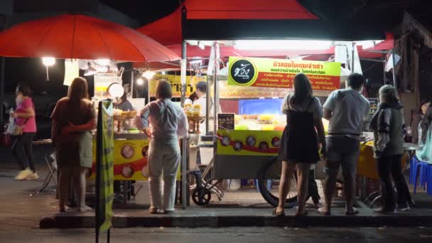 Люди Покупают Местные Деликатесы Продуктовом Ларьке Рынке Чанг Пуак Тайском — стоковое видео