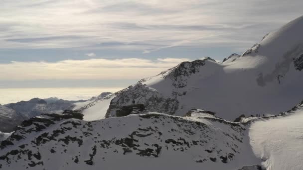 Drone Volo Paio Persone Sopra Montagna Inverno — Video Stock