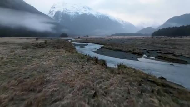 Drone Latający Nad Rzeką Pięknej Dolinie Górach Białymi Szczytami Podczas — Wideo stockowe