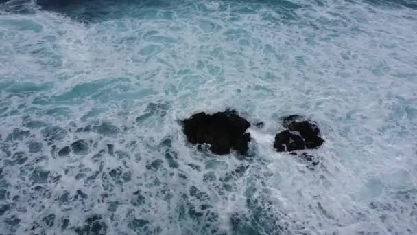 Disparo Magníficas Olas Mar Intenso Esmeralda Verde Color Drone — Vídeos de Stock