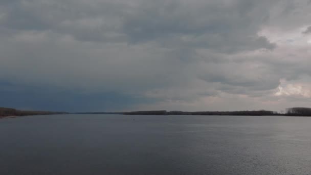 Спокійний Перед Бурею Над Однією Найдовших Річок Європи — стокове відео