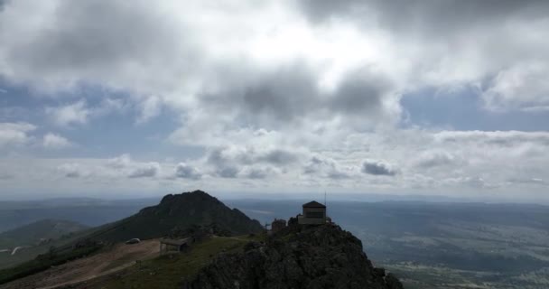 Fantastisk Fotografering Ett Vakthus Toppen Stenig Kulle — Stockvideo