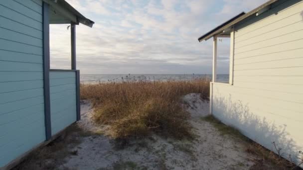 Voorwaarts Glijdende Camerabeweging Bij Strandbadhutten Onthult Episch Oceaanstrand Blauwe Lucht — Stockvideo