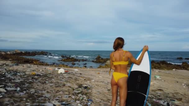Ragazza Surfer Bella Bruna Riflessivo Piedi Sulla Spiaggia Sabbiosa Sprecata — Video Stock