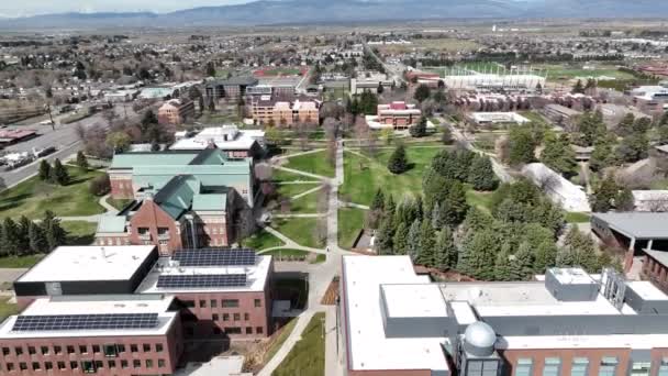 Cinematic Aerial Drone Dolly Out Shot Central Washington University Campus — Vídeos de Stock