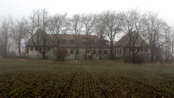 Abandonado Destruído Old Farmhouse Contra Misty Sky Ucrânia Dolly Shot — Vídeo de Stock