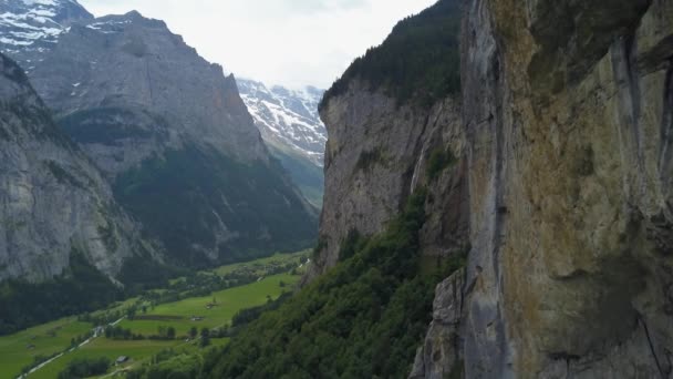 瑞士阿尔卑斯山脉劳特布伦宁市的一个陡峭的岩石悬崖上 空中漂流的洋娃娃揭示了斯陶博巴赫瀑布的流淌 — 图库视频影像