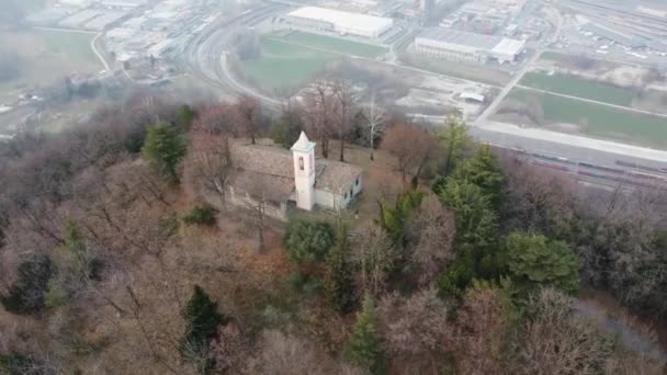 4Kスイスの山の上にある古代教会の空中映像 — ストック動画