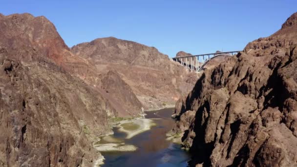 Luchtfoto Colorado Rivier Het Midden Van Kliffen Van Kingman Nevada — Stockvideo