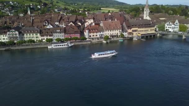 瑞士背山绿谷Stein Rhein中世纪小镇旁边莱茵河中观光船的空中航线 — 图库视频影像