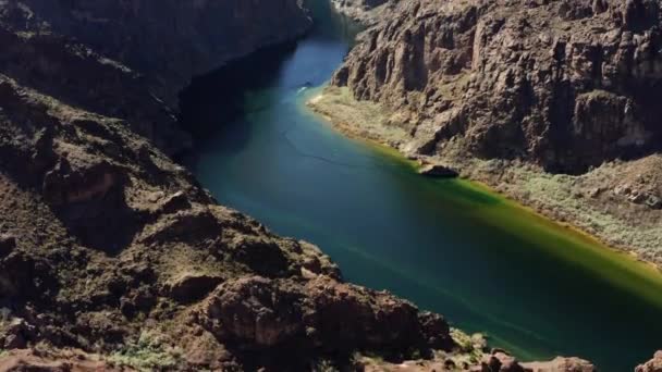 Αεροφωτογραφία Θέα Ένα Ποτάμι Στη Μέση Απότομων Βράχων Στο Kingman — Αρχείο Βίντεο