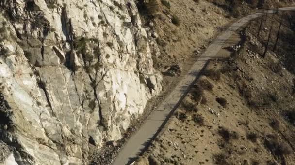 カリフォルニア州のサンガブリエル山脈で上昇しているサイクリストの空中ビュー屋外エリア — ストック動画