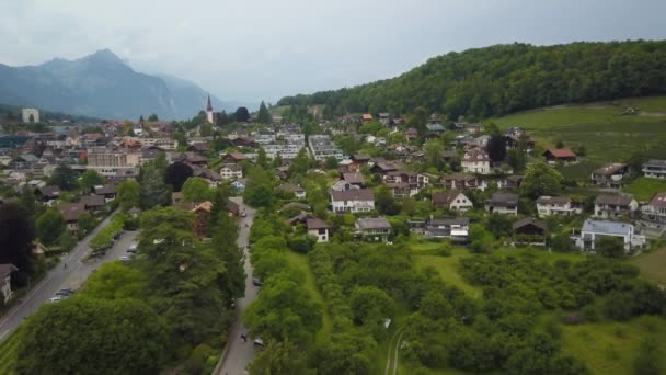 아름다운 스피에 마을을 던지고 스위스 알프스 배경으로 모습을 드러냄 — 비디오