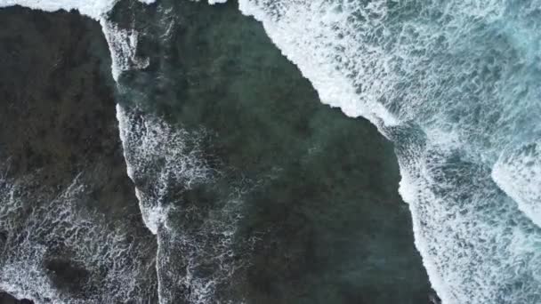 Shooting Magnificent Intense Sea Waves Emerald Green Color Drone — Vídeos de Stock