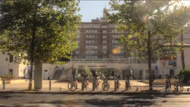 Zeitraffer Von Wasserfontänen Und Krankenhausfassade Spanien — Stockvideo