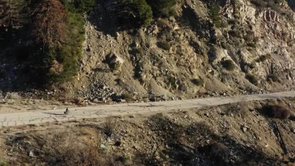 カリフォルニア州サンガブリエル山脈の山岳道路の風景の上でサイクリング人 航空ビュー — ストック動画