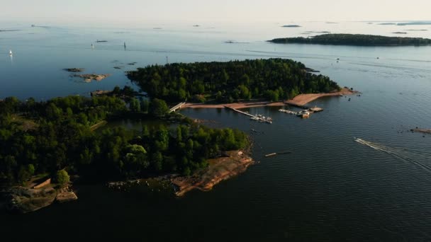 Vista Aérea Drone Barco Que Chega Ilha Pihlajasaari Noite Verão — Vídeo de Stock