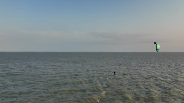 Kite Surfer Στο Ηλιοβασίλεμα Στον Κόλπο Του Μεξικού — Αρχείο Βίντεο
