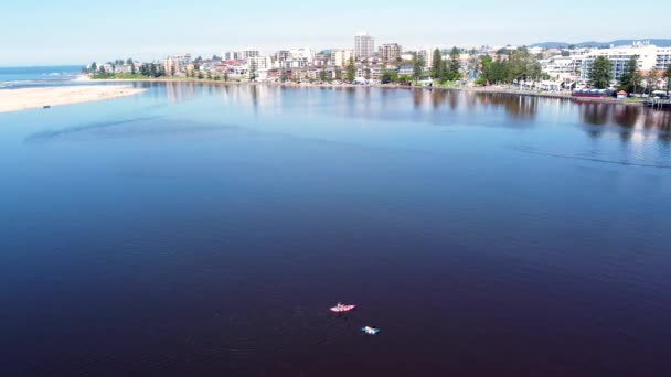 皮划艇划桨入海口航道前滨湖畔湖中海岸旅游胜地澳大利亚新南威尔士州4K的无人驾驶航空景观自然拍摄 — 图库视频影像