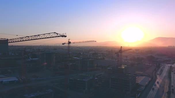 Jeřábi Jsou Plném Proudu Výstavba Budov Kanceláří Bytů Pracovní Stroje — Stock video