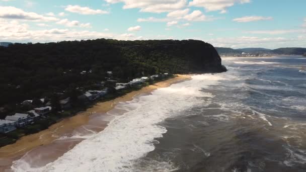 澳大利亚新南威尔士州Umina Point Hawkesbury河中岸旅游业海滨沙滩上房屋的无人机拍摄 — 图库视频影像