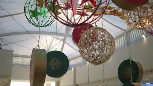 Decorazione Natalizia Nel Centro Commerciale Stelle Fiocchi Neve Soffitto Alto — Video Stock