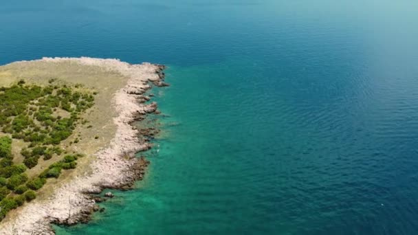 Vista Aérea Giratoria Dos Personas Nadando Playa Risika Isla Krk — Vídeos de Stock