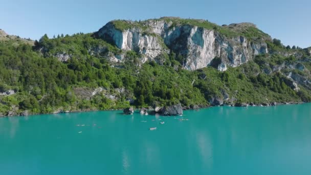 Aerial Flying Turquoise Lake General Carrera Capillas Marmol Kayakers Nearby — Vídeo de stock