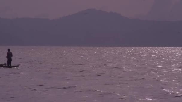 在美丽的墨西哥韦拉克鲁斯州的一个湖中 人们在日落时乘坐木筏划得很快 时间过得真慢 — 图库视频影像