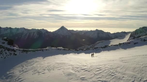Camina Por Nieve Sobre Montaña — Vídeo de stock