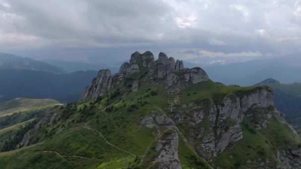 Tracking Shot Avec Belles Formations Montagneuses Dans Les Montagnes Ciucas — Video