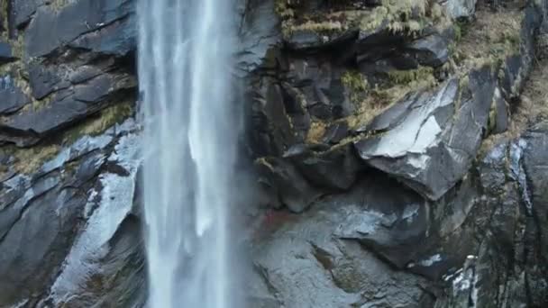 令人叹为观止的在瑞士岩石上瀑布的无人驾驶镜头 — 图库视频影像