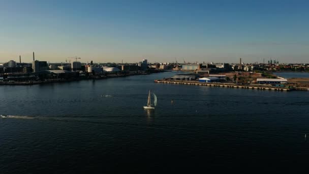 Aerial View Sailboat Sailing Front Cityscape Summer Evening Helsinki Finland — Vídeo de Stock